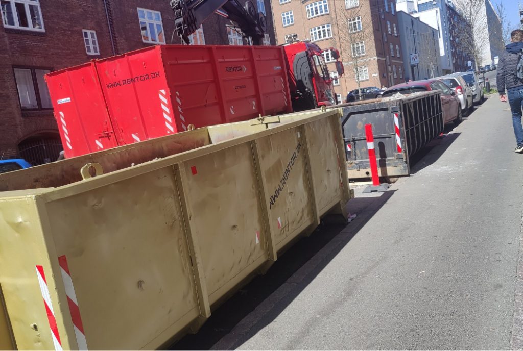 Containere sat af ved vejkanten i byen
