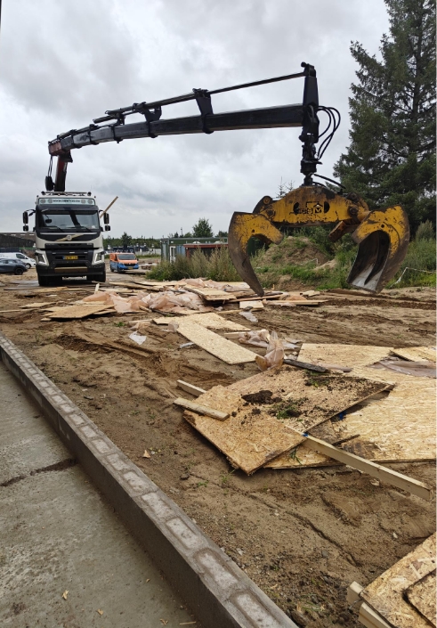 Grab samler nedrevne materialer op